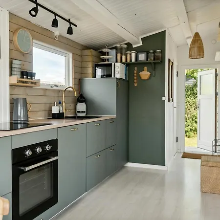Family On Eno Offers Idyllic Island Life *